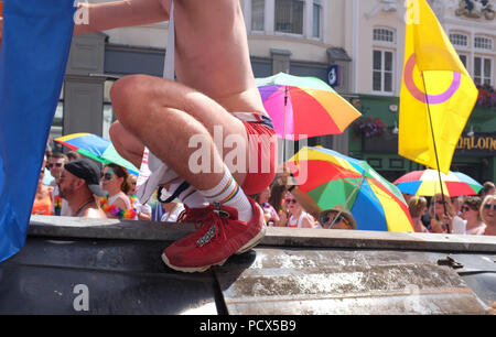Brighton UK 4. August 2018 - Tausende an der Brighton Pride Parade nehmen an diesem Wochenende im schönen sonnigen Wetter statt. Die jährlichen Brighton Stolz Veranstaltung zieht Tausende von Besuchern aus der ganzen Welt mit Britney Spears set später heute abend: Simon Dack/Alamy leben Nachrichten Stockfoto