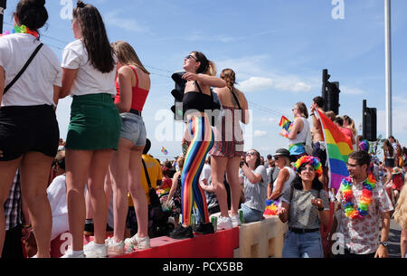 Brighton UK 4. August 2018 - Tausende an der Brighton Pride Parade nehmen an diesem Wochenende im schönen sonnigen Wetter statt. Die jährlichen Brighton Stolz Veranstaltung zieht Tausende von Besuchern aus der ganzen Welt mit Britney Spears set später heute abend: Simon Dack/Alamy leben Nachrichten Stockfoto