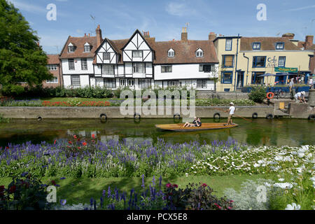 Canterbury, Kent, Großbritannien, 3. Aug 2018. Wie der britische Hitzewelle weiter Besucher nach Canterbury Kent das heiße Wetter, indem Sie die stocherkähne am Fluss Great Stour in Westgate Gärten Credit: MARTIN DALTON/Alamy leben Nachrichten Stockfoto