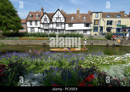 Canterbury, Kent, Großbritannien, 3. Aug 2018. Wie der britische Hitzewelle weiter Besucher nach Canterbury Kent das heiße Wetter, indem Sie die stocherkähne am Fluss Great Stour in Westgate Gärten Credit: MARTIN DALTON/Alamy leben Nachrichten Stockfoto