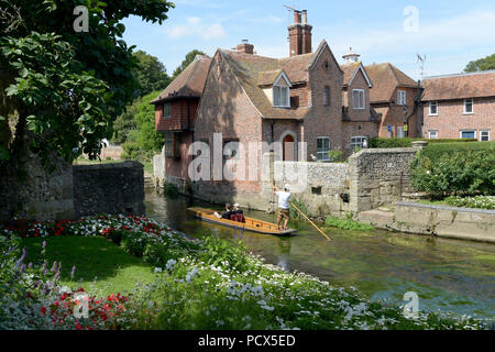 Canterbury, Kent, Großbritannien, 3. Aug 2018. Wie der britische Hitzewelle weiter Besucher nach Canterbury Kent das heiße Wetter, indem Sie die stocherkähne am Fluss Great Stour in Westgate Gärten Credit: MARTIN DALTON/Alamy leben Nachrichten Stockfoto