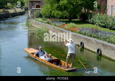 Canterbury, Kent, Großbritannien, 3. Aug 2018. Wie der britische Hitzewelle weiter Besucher nach Canterbury Kent das heiße Wetter, indem Sie die stocherkähne am Fluss Great Stour in Westgate Gärten Credit: MARTIN DALTON/Alamy leben Nachrichten Stockfoto