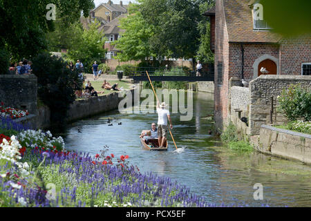 Canterbury, Kent, Großbritannien, 3. Aug 2018. Wie der britische Hitzewelle weiter Besucher nach Canterbury Kent das heiße Wetter, indem Sie die stocherkähne am Fluss Great Stour in Westgate Gärten Credit: MARTIN DALTON/Alamy leben Nachrichten Stockfoto