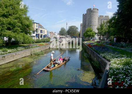 Canterbury, Kent, Großbritannien, 3. Aug 2018. Wie der britische Hitzewelle weiter Besucher nach Canterbury Kent das heiße Wetter, indem Sie die stocherkähne am Fluss Great Stour in Westgate Gärten Credit: MARTIN DALTON/Alamy leben Nachrichten Stockfoto