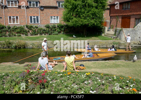 Canterbury, Kent, Großbritannien, 3. Aug 2018. Wie der britische Hitzewelle weiter Besucher nach Canterbury Kent das heiße Wetter, indem Sie die stocherkähne am Fluss Great Stour in Westgate Gärten Credit: MARTIN DALTON/Alamy leben Nachrichten Stockfoto