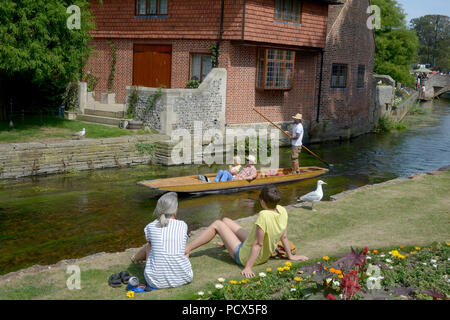 Canterbury, Kent, Großbritannien, 3. Aug 2018. Wie der britische Hitzewelle weiter Besucher nach Canterbury Kent das heiße Wetter, indem Sie die stocherkähne am Fluss Great Stour in Westgate Gärten Credit: MARTIN DALTON/Alamy leben Nachrichten Stockfoto