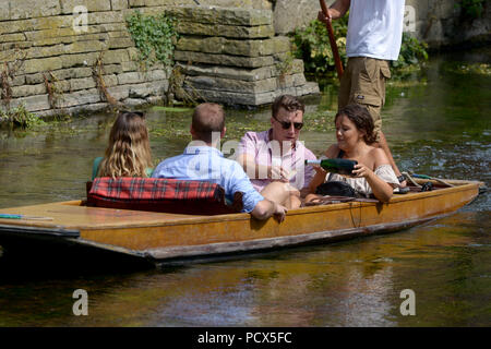 Canterbury, Kent, Großbritannien, 3. Aug 2018. Wie der britische Hitzewelle weiter Besucher nach Canterbury Kent das heiße Wetter, indem Sie die stocherkähne am Fluss Great Stour in Westgate Gärten Credit: MARTIN DALTON/Alamy leben Nachrichten Stockfoto