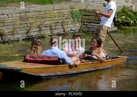 Canterbury, Kent, Großbritannien, 3. Aug 2018. Wie der britische Hitzewelle weiter Besucher nach Canterbury Kent das heiße Wetter, indem Sie die stocherkähne am Fluss Great Stour in Westgate Gärten Credit: MARTIN DALTON/Alamy leben Nachrichten Stockfoto