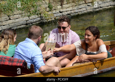 Canterbury, Kent, Großbritannien, 3. Aug 2018. Wie der britische Hitzewelle weiter Besucher nach Canterbury Kent das heiße Wetter, indem Sie die stocherkähne am Fluss Great Stour in Westgate Gärten Credit: MARTIN DALTON/Alamy leben Nachrichten Stockfoto