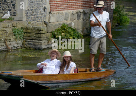 Canterbury, Kent, Großbritannien, 3. Aug 2018. Wie der britische Hitzewelle weiter Besucher nach Canterbury Kent das heiße Wetter, indem Sie die stocherkähne am Fluss Great Stour in Westgate Gärten Credit: MARTIN DALTON/Alamy leben Nachrichten Stockfoto