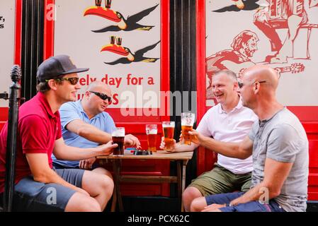 Dublin. 4 Aug, 2018. Die Menschen genießen Bier vor einer Bar in der Innenstadt von Dublin, Irland, Aug 3, 2018. Die an jedem ersten Freitag im August marken Internationale Bier Tag, ein Ereignis, um Menschen zu ermutigen, sich mit Freunden zu treffen und den Geschmack von Bier genießen. Quelle: Xinhua/Alamy leben Nachrichten Stockfoto