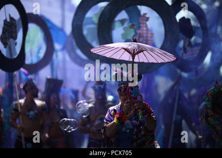 Brighton, Großbritannien, 4. Aug 2018. Besuchen Tausende von Menschen der südlichen britischen Stadt Brighton die jährliche Brighton und Hove Stolz. Die Veranstaltung umfasst die Pride Parade der Gemeinschaft ihren Weg von der Küste zum Preston Park, sowie Musik von Stars auf der Hauptbühne in Preston Park. 4 Aug, 2018. Der Stolz ist eine Feier der LGBT-Gemeinschaft und ihre Leistungen, sowie eine Förderung von Gleichheit und Vielfalt in einem sehr festlichen, farbenfroh und Karneval Atmosphäre Credit: Shane Wsilly/IMAGESLIVE/ZUMA Draht/Alamy leben Nachrichten Stockfoto