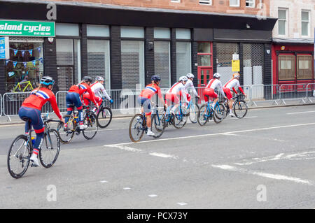 Glasgow, Schottland, Großbritannien. 4. August 2018. Radfahrer Ausbildung durch die Straßen der Stadt für den Glasgow Europameisterschaften 2018. Credit: Skully/Alamy leben Nachrichten Stockfoto