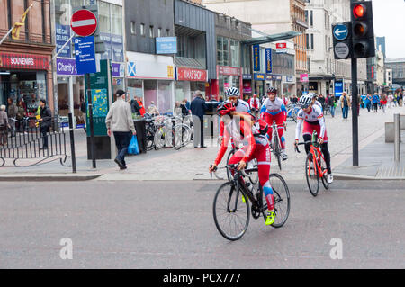 Glasgow, Schottland, Großbritannien. 4. August 2018. Radfahrer Ausbildung durch die Straßen der Stadt für den Glasgow Europameisterschaften 2018. Credit: Skully/Alamy leben Nachrichten Stockfoto