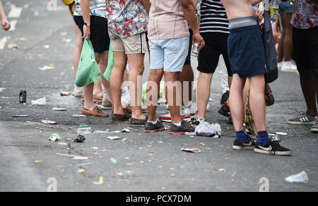 Brighton UK 4. August 2018 - Tausende auf die Straße gehen, Party zu starten, nachdem die Brighton Pride Parade an diesem Wochenende im schönen sonnigen Wetter statt. Die jährlichen Brighton Stolz Veranstaltung zieht Tausende von Besuchern aus der ganzen Welt mit Britney Spears später heute abend durchführen Stockfoto