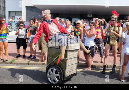 Brighton UK 4. August 2018 - Tausende auf die Straße gehen, Party zu starten, nachdem die Brighton Pride Parade an diesem Wochenende im schönen sonnigen Wetter statt. Die jährlichen Brighton Stolz Veranstaltung zieht Tausende von Besuchern aus der ganzen Welt mit Britney Spears später heute abend durchführen Stockfoto