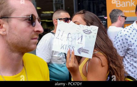 Brighton UK 4. August 2018 - Tausende auf die Straße gehen, Party zu starten, nachdem die Brighton Pride Parade an diesem Wochenende im schönen sonnigen Wetter statt. Die jährlichen Brighton Stolz Veranstaltung zieht Tausende von Besuchern aus der ganzen Welt mit Britney Spears später heute abend durchführen Stockfoto