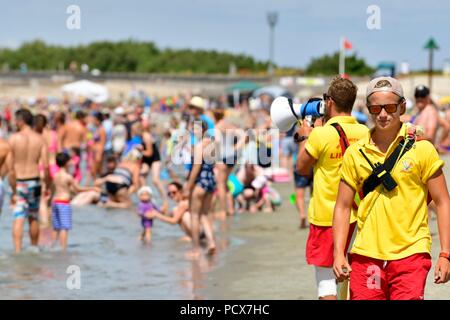 West Sussex, UK, 4. Aug 2018. Menschenmassen besuchen Sie den Strand von West Wittering in der Hoffnung auf Abkühlung an einem der heißesten Tage des Jahres. Rettungsschwimmer (s) Alarmierung der ahnungslos Massen der Gefahren einer Flut Credit Gary Blake/Alamy leben Nachrichten Stockfoto