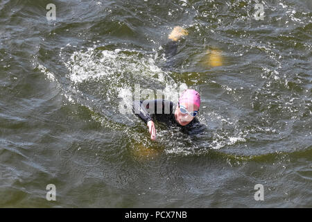 London, UK, 4. August 2018. Athleten konkurrieren im Schwimmen Teil der Route, mit dem Wasser etwas abkühlen vielversprechend aus dem London heat. Jetzt in seinem 22. Jahr, die AJ Bell London Triathlon ist der weltweit größte Triathlon, jedes Jahr erfreut über 13.000 Triathleten aller Altersgruppen und Fähigkeiten sowie Elite Rennen, schwimmen, Fahrrad- und um die spektakuläre Route laufen. Credit: Imageplotter Nachrichten und Sport/Alamy leben Nachrichten Stockfoto