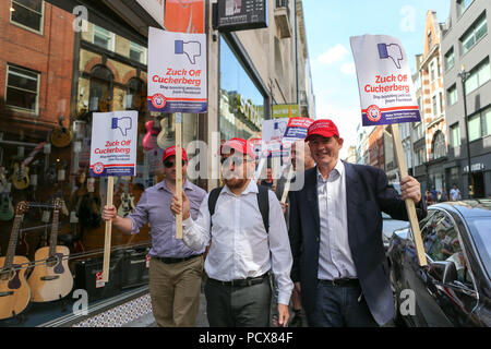 London, UK, 4. Aug 2018. Die Demonstranten versammeln sich außerhalb von Facebook HQ, Rathbone Square, bevor für die BBC und eine Rallye außerhalb Broadcasting House. Penelope Barritt/Alamy leben Nachrichten Stockfoto