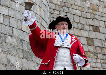 Windsor, Großbritannien. 4. August 2018. Ken Knowles, Stadtausrufer von Lichfield, nimmt teil an der Alten und ehrenvolle Gilde Town Criers (AHGTC) nationalen Meisterschaft unter den Mauern von Schloss Windsor. 40 Town criers aus ganz Großbritannien und zwei aus Australien konkurrieren in zwei Runden von Weinen, die ersten, die ein Home Schrei auf Diktion, den Tonfall, die Klarheit und die Lautstärke und die zweite ein Schrei auf das Thema 'Feier' gezählt. Credit: Mark Kerrison/Alamy leben Nachrichten Stockfoto