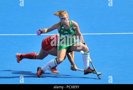 Lola Riera (ESP) Löscht als Zoe Wilson (IRL) versucht, Sie zu stoppen. Irland - Spanien. Match 34. Halbfinale. Hockey der Frauen-WM 2018. Lee Valley Hockey Centre. Queen Elizabeth Olympic Park. Stratford. London. UK. 04.08.2018. Stockfoto