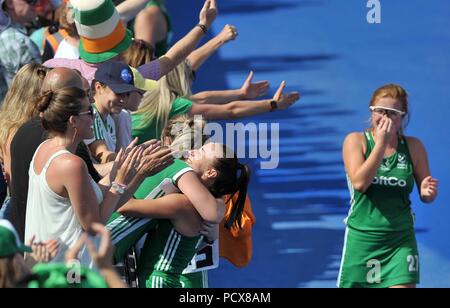 Yvonne O'Byrne (IRL) feiert den Gewinn mit den Fans, beobachtet von Zoe Wilson (IRL). Irland - Spanien. Match 34. Halbfinale. Hockey der Frauen-WM 2018. Lee Valley Hockey Centre. Queen Elizabeth Olympic Park. Stratford. London. UK. 04.08.2018. Stockfoto