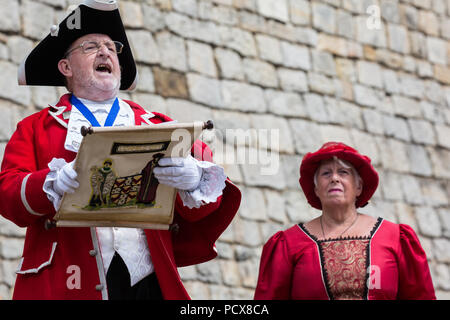 Windsor, Großbritannien. 4. August 2018. Ken Knowles, Stadtausrufer von Lichfield, nimmt teil an der Alten und ehrenvolle Gilde Town Criers (AHGTC) nationalen Meisterschaft unter den Mauern von Schloss Windsor. 40 Town criers aus ganz Großbritannien und zwei aus Australien konkurrieren in zwei Runden von Weinen, die ersten, die ein Home Schrei auf Diktion, den Tonfall, die Klarheit und die Lautstärke und die zweite ein Schrei auf das Thema 'Feier' gezählt. Credit: Mark Kerrison/Alamy leben Nachrichten Stockfoto