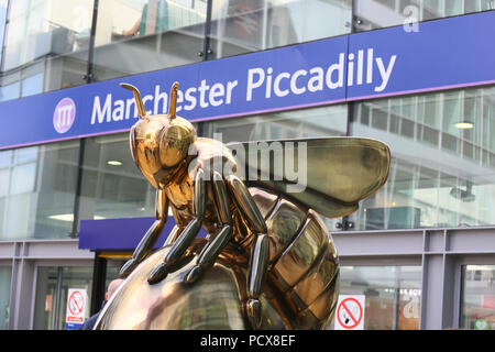 Manchester, UK, 3. Aug 2018. Ein riesiger Biene direkt vor dem Bahnhof. Manchester City Rat und wild über Kunst bringt die Gemeinschaft gemeinsam mit "Biene in der Stadt, die über ein 1oo Riesen Biene Skulpturen individuell gestaltet und rund um die Stadt sieht. Es ist eine interaktive Anwendung für Familien zu verwenden, um den Bienen zu finden und es scheint zum Anziehen von Familien werden in alle Ecken der Stadt. Manchester, 4. August 2018 (C) Barbara Cook/Alamy leben Nachrichten Stockfoto