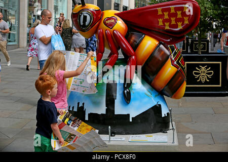 Manchester, UK, 3. Aug 2018. Manchester City Rat und wild über Kunst bringt die Gemeinschaft gemeinsam mit "Biene in der Stadt, die über ein 1oo Riesen Biene Skulpturen individuell gestaltet und rund um die Stadt sieht. Es ist eine interaktive Anwendung für Familien zu verwenden, um den Bienen zu finden und es scheint zum Anziehen von Familien werden in alle Ecken der Stadt. Manchester, 4. August 2018 (C) Barbara Cook/Alamy leben Nachrichten Stockfoto