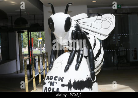 Manchester, UK, 3. Aug 2018. Manchester City Rat und wild über Kunst bringt die Gemeinschaft gemeinsam mit "Biene in der Stadt, die über ein 1oo Riesen Biene Skulpturen individuell gestaltet und rund um die Stadt sieht. Es ist eine interaktive Anwendung für Familien zu verwenden, um den Bienen zu finden und es scheint zum Anziehen von Familien werden in alle Ecken der Stadt. Manchester, 4. August 2018 (C) Barbara Cook/Alamy leben Nachrichten Stockfoto