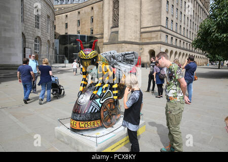 Manchester, UK, 3. Aug 2018. Manchester City Rat und wild über Kunst bringt die Gemeinschaft gemeinsam mit "Biene in der Stadt, die über ein 1oo Riesen Biene Skulpturen individuell gestaltet und rund um die Stadt sieht. Es ist eine interaktive Anwendung für Familien zu verwenden, um den Bienen zu finden und es scheint zum Anziehen von Familien werden in alle Ecken der Stadt. Manchester, 4. August 2018 (C) Barbara Cook/Alamy leben Nachrichten Stockfoto