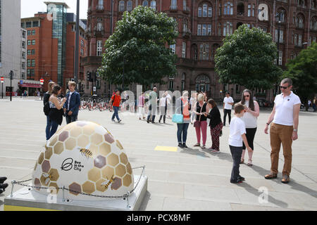 Manchester, UK, 3. Aug 2018. Manchester City Rat und wild über Kunst bringt die Gemeinschaft gemeinsam mit "Biene in der Stadt, die über ein 1oo Riesen Biene Skulpturen individuell gestaltet und rund um die Stadt sieht. Es ist eine interaktive Anwendung für Familien zu verwenden, um den Bienen zu finden und es scheint zum Anziehen von Familien werden in alle Ecken der Stadt. Manchester, 4. August 2018 (C) Barbara Cook/Alamy leben Nachrichten Stockfoto