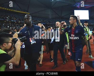 (180804) - Shenzhen, August 4, 2018 (Xinhua) - Paris Saint-Germain des Neymar (1. R) begrüßt die Zuschauer nach dem Sieg der Französischen Trophäe der Meister Fußballspiel zwischen Monaco und Paris Saint-Germain Universiade Stadion in Shenzhen im Süden Chinas Provinz Guangdong, am Aug 4, 2018. Paris Saint-Germain gewann 4-0. (Xinhua/Mao Siqian) Stockfoto