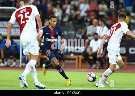 (180804) - Shenzhen, August 4, 2018 (Xinhua) - Paris Saint-Germain des Neymar (2. L) bricht durch während der Französischen Trophäe der Meister Fußballspiel zwischen Monaco und Paris Saint-Germain Universiade Stadion in Shenzhen im Süden Chinas Provinz Guangdong, am Aug 4, 2018. Paris Saint-Germain gewann 4-0. (Xinhua/Mao Siqian) Stockfoto