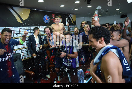 (180804) - Shenzhen, August 4, 2018 (Xinhua) - Paris Saint-Germain die Spieler feiern nach dem Sieg der Französischen Trophäe der Meister Fußballspiel zwischen Monaco und Paris Saint-Germain Universiade Stadion in Shenzhen im Süden Chinas Provinz Guangdong, am Aug 4, 2018. Paris Saint-Germain gewann 4-0. (Xinhua/Mao Siqian) Stockfoto