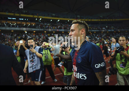 (180804) - Shenzhen, August 4, 2018 (Xinhua) - Paris Saint-Germain des Neymar (1. R) begrüßt die Zuschauer nach dem Sieg der Französischen Trophäe der Meister Fußballspiel zwischen Monaco und Paris Saint-Germain Universiade Stadion in Shenzhen im Süden Chinas Provinz Guangdong, am Aug 4, 2018. Paris Saint-Germain gewann 4-0. (Xinhua/Mao Siqian) Stockfoto