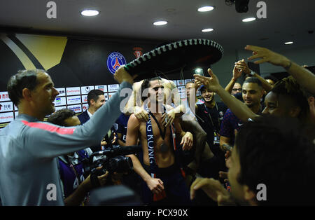 (180804) - Shenzhen, August 4, 2018 (Xinhua) - Paris Saint-Germain die Spieler feiern nach dem Sieg der Französischen Trophäe der Meister Fußballspiel zwischen Monaco und Paris Saint-Germain Universiade Stadion in Shenzhen im Süden Chinas Provinz Guangdong, am Aug 4, 2018. Paris Saint-Germain gewann 4-0. (Xinhua/Mao Siqian) Stockfoto