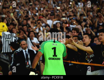 (180804) - Shenzhen, August 4, 2018 (Xinhua) - Paris Saint-Germain ist Gianluigi Buffon grüßt die Zuschauer nach dem Sieg der Französischen Trophäe der Meister Fußballspiel zwischen Monaco und Paris Saint-Germain Universiade Stadion in Shenzhen im Süden Chinas Provinz Guangdong, am Aug 4, 2018. Paris Saint-Germain gewann 4-0. (Xinhua/Mao Siqian) Stockfoto