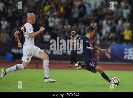 (180804) - Shenzhen, August 4, 2018 (Xinhua) - Paris Saint-Germain Angel Di Maria (R) schießt während der Französischen Trophäe der Meister Fußballspiel zwischen Monaco und Paris Saint-Germain Universiade Stadion in Shenzhen im Süden Chinas Provinz Guangdong, am Aug 4, 2018. Paris Saint-Germain gewann 4-0. (Xinhua/Mao Siqian) Stockfoto