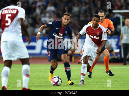 (180804) - Shenzhen, August 4, 2018 (Xinhua) - Paris Saint-Germain des Neymar (2. L) bricht durch während der Französischen Trophäe der Meister Fußballspiel zwischen Monaco und Paris Saint-Germain Universiade Stadion in Shenzhen im Süden Chinas Provinz Guangdong, am Aug 4, 2018. Paris Saint-Germain gewann 4-0. (Xinhua/Mao Siqian) Stockfoto