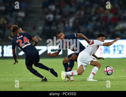 (180804) - Shenzhen, August 4, 2018 (Xinhua) - Paris Saint-Germain ist Colin Dagba (C) Mias mit Monaco Soflane Diop (R) während der Französischen Trophäe der Meister Fußballspiel zwischen Monaco und Paris Saint-Germain Universiade Stadion in Shenzhen im Süden Chinas Provinz Guangdong, am Aug 4, 2018. Paris Saint-Germain gewann 4-0. (Xinhua/Mao Siqian) Stockfoto