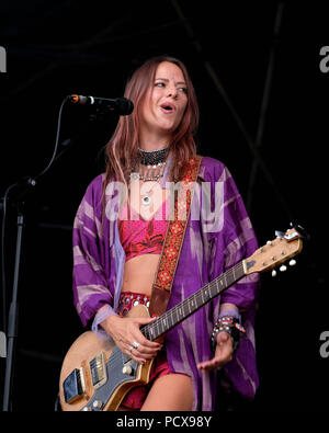 Dorset, Großbritannien. 4. August 2018. Bestival Festival Tag 2 - August 4 2018. Mein Baby auf der Bühne, Lulworth, Dorset, UK Credit: Dawn Fletcher-Park/Alamy leben Nachrichten Stockfoto