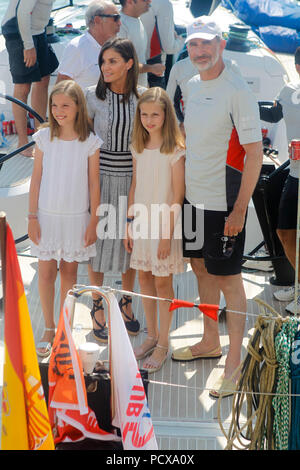 Palma De Mallorca, Spanien. 04 Aug, 2018. Queen Letizia, Prinzessin Leonor und Prinzessin Sofia abholen König Felipe am Ende des letzten Tages des Königs Cup Regatta im Royal Club Nautico in Palma de Mallorca, Spanien am 4. August 2018. Credit: Jimmy Olsen/Medien Punch *** Keine Spanien***/Alamy leben Nachrichten Stockfoto