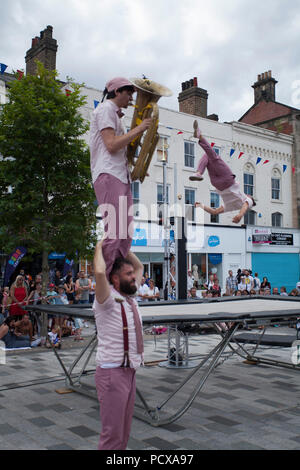 Stockton Internationale Riverside Festival, Stockton on Tees, England. Vereinigtes Königreich. 4. August 2018. UK Wetter: Kühler Wetter für die akrobatische Gruppe, Max Calaf Seve, die ja mit DIP, die Luft verdrehen Stunts auf dem Trampolin aufgenommen, gemischt mit Musik und Humor auf dem 31 Stockton Internationale Riverside Festival. Credit: David Dixon, alamy/Live-Nachrichten Stockfoto