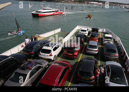 Urlauber zurück zu ihren Autos auf einem Red Funnel Fähren auf dem Solent, der die Insel von Wight während der heißen Wetter die Temperatur erreicht 30 Grad. pic von Andrew Obstgarten/Alamy Leben Nachrichten Ansatz Stockfoto