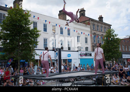 Stockton Internationale Riverside Festival, Stockton on Tees, England. Vereinigtes Königreich. 4. August 2018. UK Wetter: Kühler Wetter für die akrobatische Gruppe, Max Calaf Seve, die ja mit DIP, die Luft verdrehen Stunts auf dem Trampolin aufgenommen, gemischt mit Musik und Humor auf dem 31 Stockton Internationale Riverside Festival. Credit: David Dixon, alamy/Live-Nachrichten Stockfoto