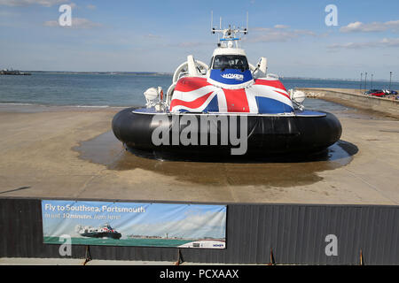 Ein Hovercraft voller Urlauber kommt in Ryde, Isle of Wight nach Verlassen von Portsmouth während der heißen Wetter die Temperatur erreicht 30 Grad. pic von Andrew Obstgarten/Alamy leben Nachrichten Stockfoto