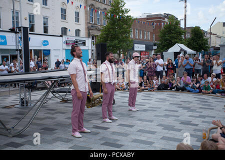 Stockton Internationale Riverside Festival, Stockton on Tees, England. Vereinigtes Königreich. 4. August 2018. UK Wetter: Kühler Wetter für die akrobatische Gruppe, Max Calaf Seve, die ja mit DIP, die Luft verdrehen Stunts auf dem Trampolin aufgenommen, gemischt mit Musik und Humor auf dem 31 Stockton Internationale Riverside Festival. Credit: David Dixon, alamy/Live-Nachrichten Stockfoto