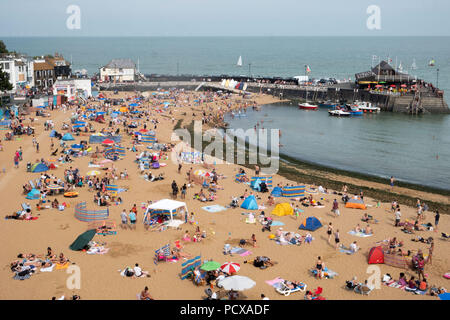 Cranbrook, Kent, Großbritannien. 4 Aug, 2018. Eine große Anzahl von Menschen sind auf Broadstairs Strand bei heißem Sommerwetter in Broadstairs, East Kent, Großbritannien, 04. August 2018 Credit: Ray Tang/ZUMA Draht/Alamy Live Nachrichten gesehen Stockfoto